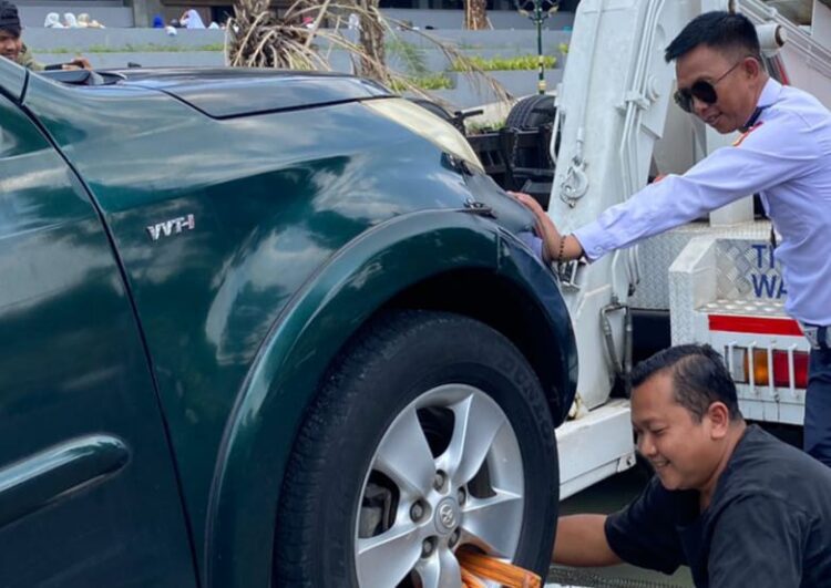 Kendaraan Berstiker TNI Diderek Dishub Gegara Parkir Sembarangan di sekitar Stadion Gelora Pakansari