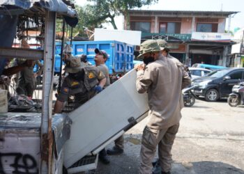 Berdiri di Tempat Terlarang! Ratusan Lapak PKL Liar di Parung Dibongkar Satpol PP Kabupaten Bogor