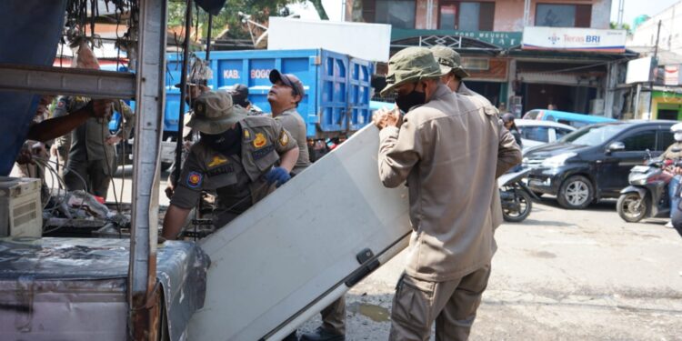Berdiri di Tempat Terlarang! Ratusan Lapak PKL Liar di Parung Dibongkar Satpol PP Kabupaten Bogor