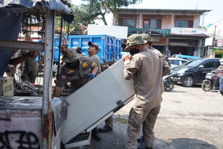 Berdiri di Tempat Terlarang! Ratusan Lapak PKL Liar di Parung Dibongkar Satpol PP Kabupaten Bogor
