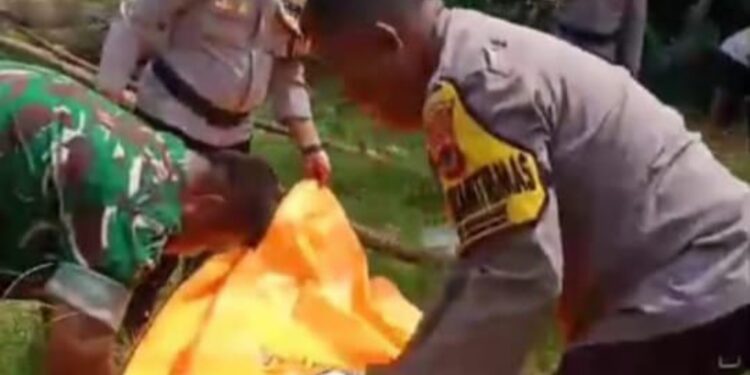 Geger! Mayat Pria Berbaju TNI AL Ditemukan Telungkup di Kali Cikumpa Bogor