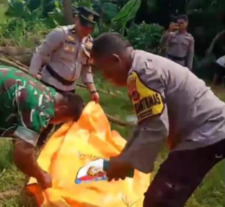 Geger! Mayat Pria Berbaju TNI AL Ditemukan Telungkup di Kali Cikumpa Bogor