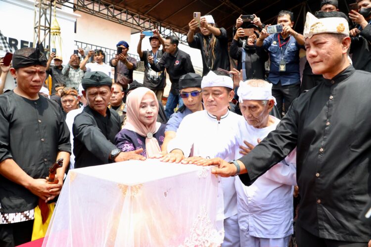 Wakil Ketua DPRD Bogor Apresiasi Kirab Binokasih Sanghyang Pake di Cisarua
