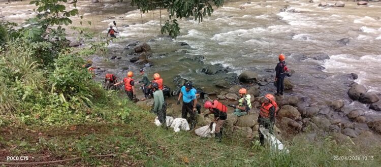 Miris! Sungai Ciliwung Dipenuhi Popok, Kasur hingga Plastik, Bogor Angkut 1,2 Ton Sampah