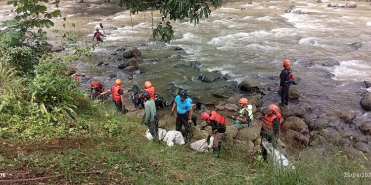 Miris! Sungai Ciliwung Dipenuhi Popok, Kasur hingga Plastik, Bogor Angkut 1,2 Ton Sampah