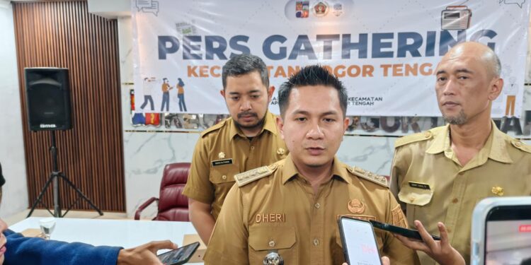 Camat Bogor Dheri Wiriadirama memberikan keterangan terkait penataan PKL