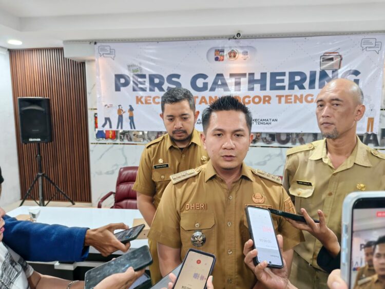 Camat Bogor Dheri Wiriadirama memberikan keterangan terkait penataan PKL