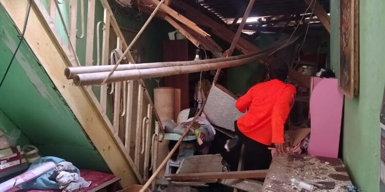 Atap Rumah Ambruk di Bogor Barat Usai Hujan Deras, 5 Orang Terpaksa Mengungsi