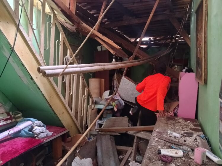 Atap Rumah Ambruk di Bogor Barat Usai Hujan Deras, 5 Orang Terpaksa Mengungsi