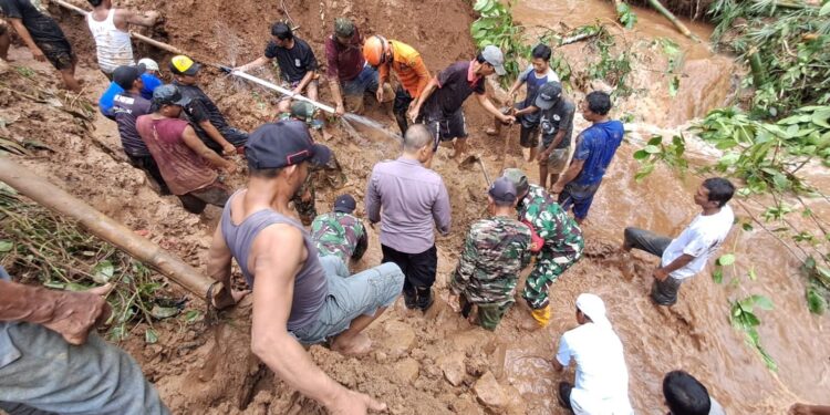 Evakuasi 4 Jam, Korban Longsor di Dramaga Bogor Ditemukan Meninggal Dunia