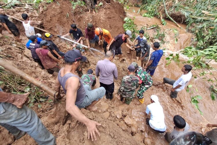 Evakuasi 4 Jam, Korban Longsor di Dramaga Bogor Ditemukan Meninggal Dunia