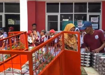 Viral! MBG di Bogor Diangkut Pakai Gerobak Mirip Pengangkut Sampah, Kepala BGN Buka Suara