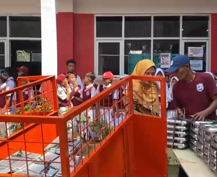 Viral! MBG di Bogor Diangkut Pakai Gerobak Mirip Pengangkut Sampah, Kepala BGN Buka Suara