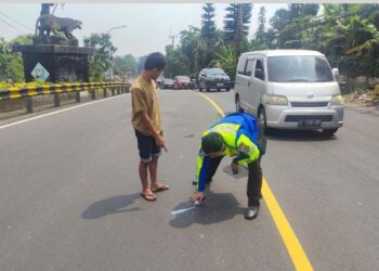 Pikap Gagal Nyalip di Tanjakan Selarong Puncak: Tabrak 2 Motor, 3 Orang Terluka