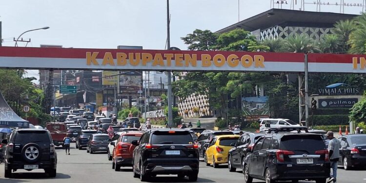 Puncak Bogor Macet saat Libur Kenaikan Isa Almasih, Polisi Berlakukan One Way