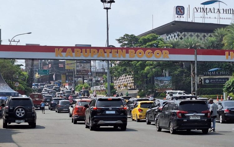 Puncak Bogor Macet saat Libur Kenaikan Isa Almasih, Polisi Berlakukan One Way