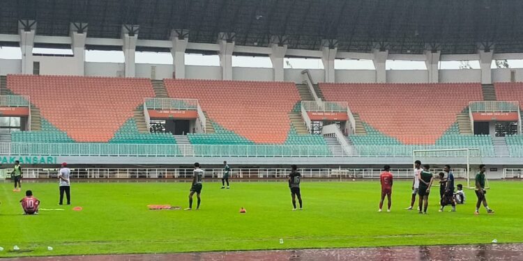 Presiden FA7 Indonesia hingga Nelson Sanchez Puji Rumput Stadion Pakansari saat Seleksi Timnas FA7 Indonesia
