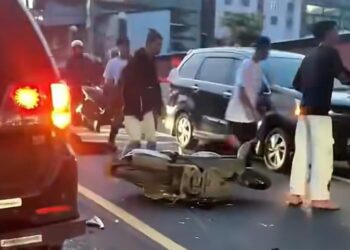 Diduga Hilang Kendali, Pemotor Tabrak Xpander di Jalan Raya Puncak Bogor