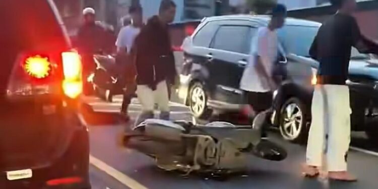 Diduga Hilang Kendali, Pemotor Tabrak Xpander di Jalan Raya Puncak Bogor