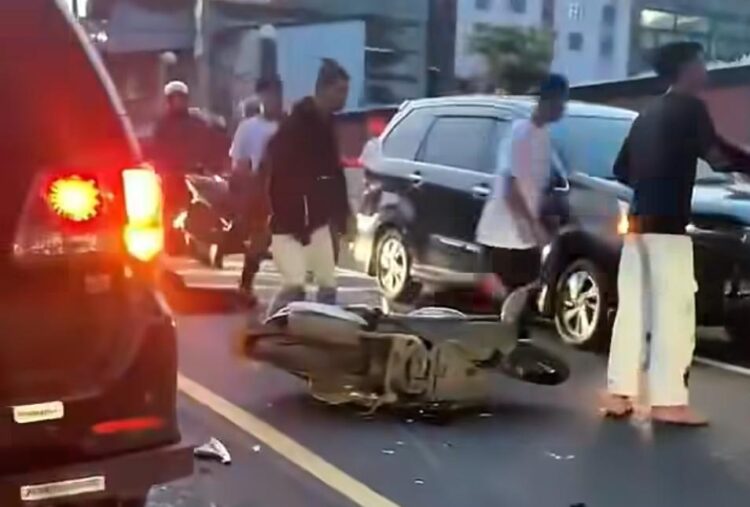 Diduga Hilang Kendali, Pemotor Tabrak Xpander di Jalan Raya Puncak Bogor