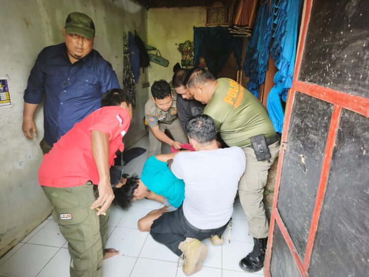 Tinggal Sendiri dan Kerap Mengamuk, ODGJ di Cibungbulang Dievakuasi Petugas