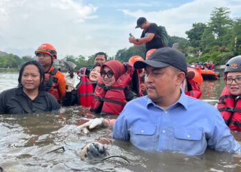Rudy Susmanto Turun Langsung Bersihkan Situ Citatah, 200 Kg Ikan Sapu-sapu Berhasil Ditangkap