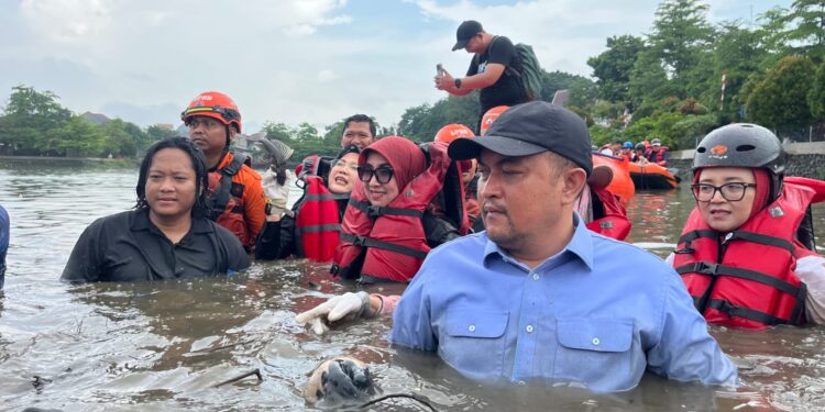 Rudy Susmanto Turun Langsung Bersihkan Situ Citatah, 200 Kg Ikan Sapu-sapu Berhasil Ditangkap