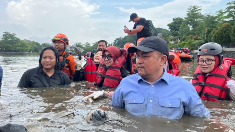 Rudy Susmanto Turun Langsung Bersihkan Situ Citatah, 200 Kg Ikan Sapu-sapu Berhasil Ditangkap