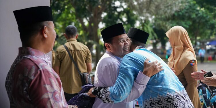 Ketua DPRD Kota Bogor Lepas Jamaah Haji Kloter 27 di Masjid Raya Bogor, Ini Pesannya