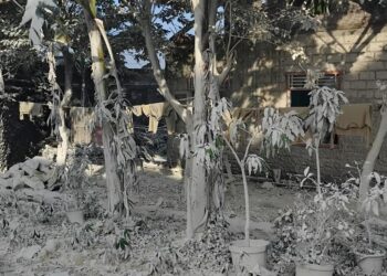 Heboh! Satu Kampung di Bogor Dilanda Hujan Abu Semen, Rumah Warga Mendadak Berubah Putih
