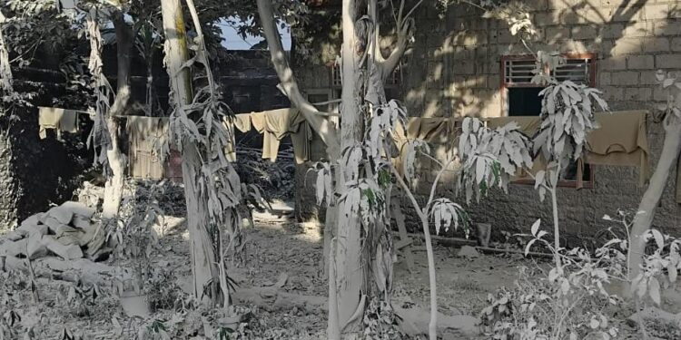 Heboh! Satu Kampung di Bogor Dilanda Hujan Abu Semen, Rumah Warga Mendadak Berubah Putih
