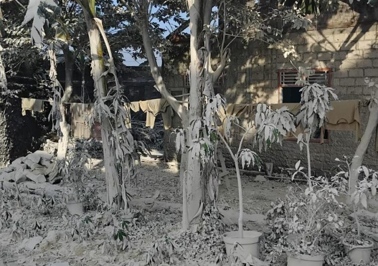 Heboh! Satu Kampung di Bogor Dilanda Hujan Abu Semen, Rumah Warga Mendadak Berubah Putih