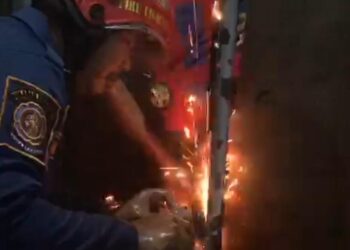 Geger! Jari Bocah di Bogor Tersangkut Besi saat Asyik Bermain, Damkar Turun Tangan