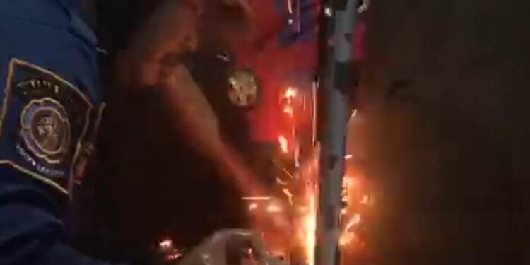 Geger! Jari Bocah di Bogor Tersangkut Besi saat Asyik Bermain, Damkar Turun Tangan