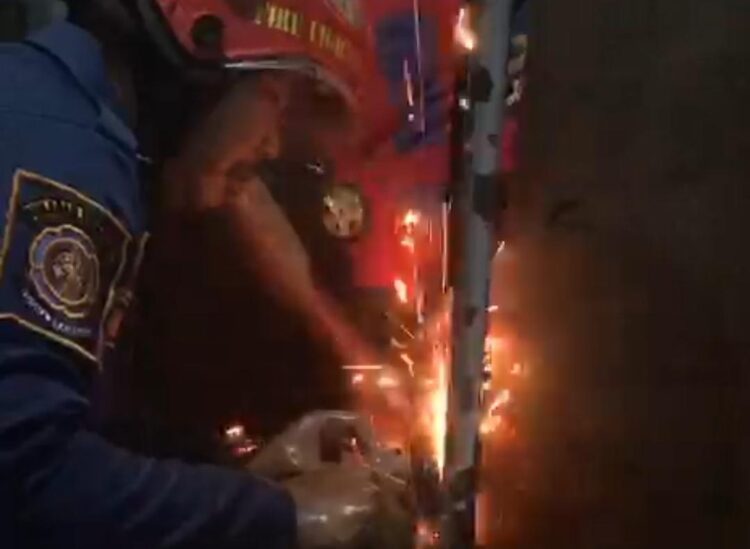 Geger! Jari Bocah di Bogor Tersangkut Besi saat Asyik Bermain, Damkar Turun Tangan