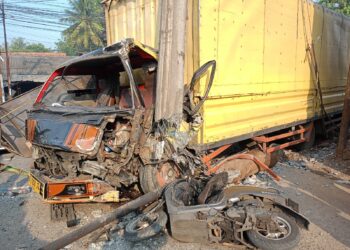Kecelakaan di Cileungsi Bogor, Truk Box Tabrak Tiang Listrik hingga Seruduk Pengendara Motor
