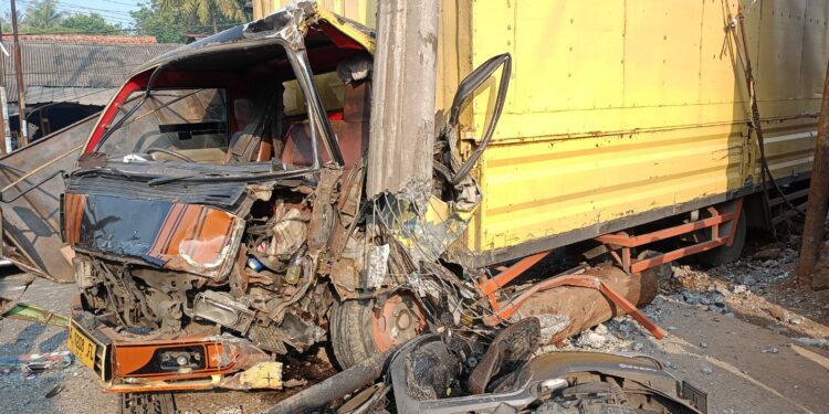 Kecelakaan di Cileungsi Bogor, Truk Box Tabrak Tiang Listrik hingga Seruduk Pengendara Motor