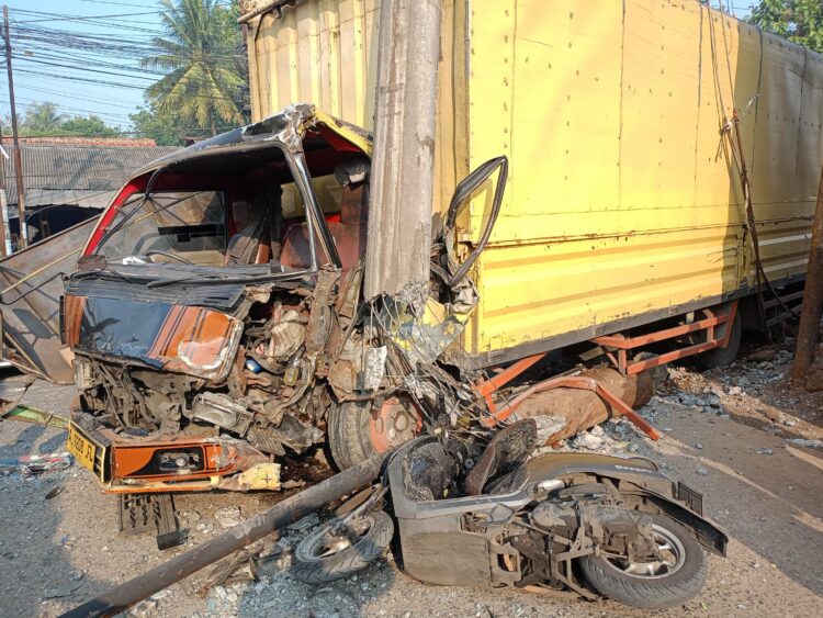 Kecelakaan di Cileungsi Bogor, Truk Box Tabrak Tiang Listrik hingga Seruduk Pengendara Motor