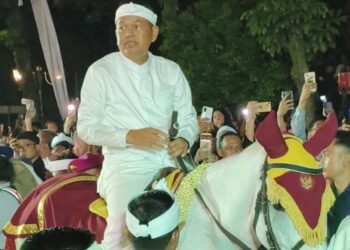 Kirab Budaya Mahkota Binokasih di Bogor Meriah, Dedi Mulyadi Tampil Bak Kesatria Sunda