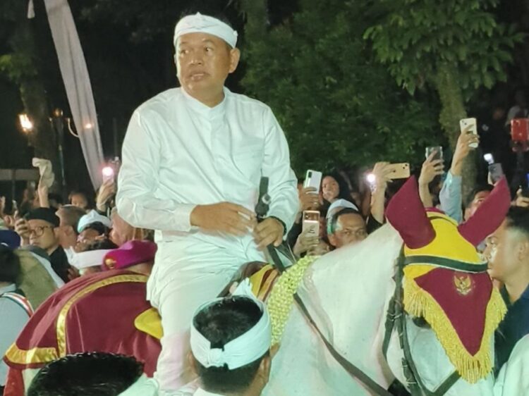 Kirab Budaya Mahkota Binokasih di Bogor Meriah, Dedi Mulyadi Tampil Bak Kesatria Sunda