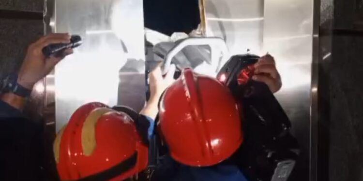 Mencekam! Dua Perempuan Terjebak di Lift M-One Hotel Bogor, Proses Evakuasi Berlangsung 30 Menit