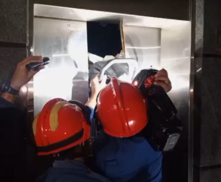 Mencekam! Dua Perempuan Terjebak di Lift M-One Hotel Bogor, Proses Evakuasi Berlangsung 30 Menit