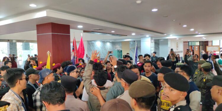 Demo Mahasiswa di DPRD Kota Bogor Memanas, GMKI-PMKRI Bawa 8 Tuntutan dan Desak Wakil Rakyat Bertindak