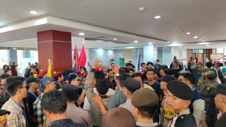 Demo Mahasiswa di DPRD Kota Bogor Memanas, GMKI-PMKRI Bawa 8 Tuntutan dan Desak Wakil Rakyat Bertindak