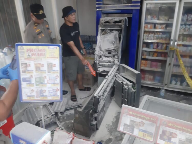 ATM BCA di Minimarket Prumpung Bogor Dibobol Maling, Pelaku Diduga Masuk Lewat Atap