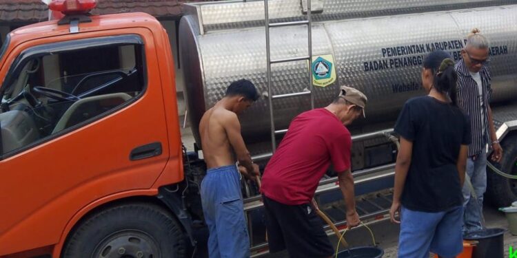 Krisis Air Bersih Melanda Nanggung Bogor, 1.127 Warga Terdampak Kekeringan Dapat Bantuan Ribuan Liter Air