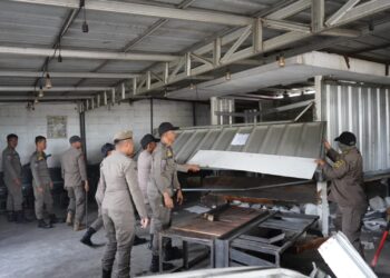 Langgar Aturan, 17 Lapak PKL di Citeureup Bogor Dibongkar