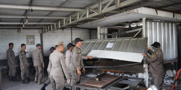 Langgar Aturan, 17 Lapak PKL di Citeureup Bogor Dibongkar
