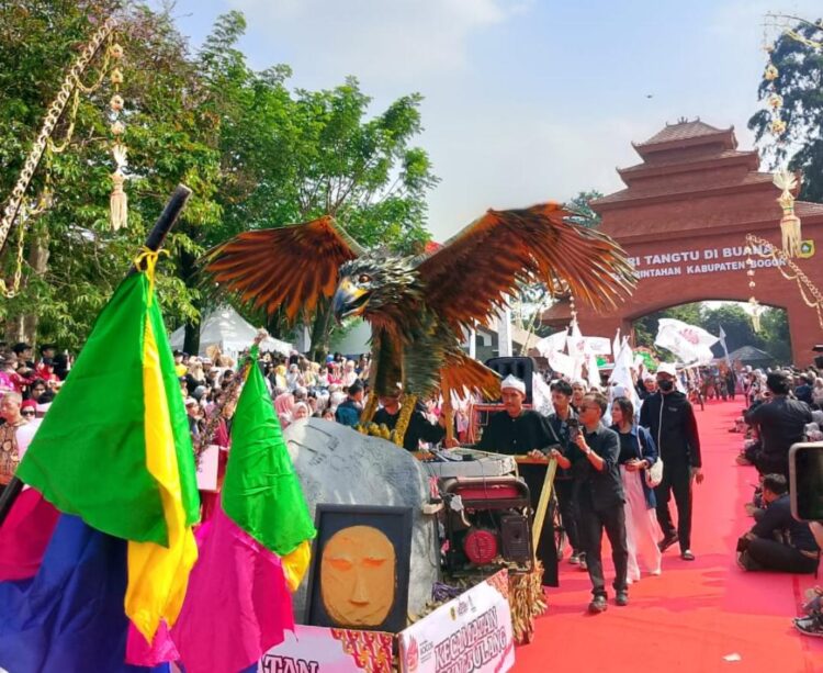Ribuan Warga Meriahkan Helaran Mapag Pajajaran Anyar, Jadi Penutup Perayaan HJB ke-544 di Kabupaten Bogor