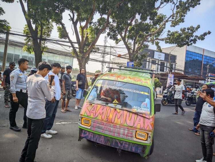 Klaim Pendapatan Turun 50 Persen, Sopir Angkot di Bogor Minta 8 Bus Stop Biskita di Jalur Ciawi Ditutup